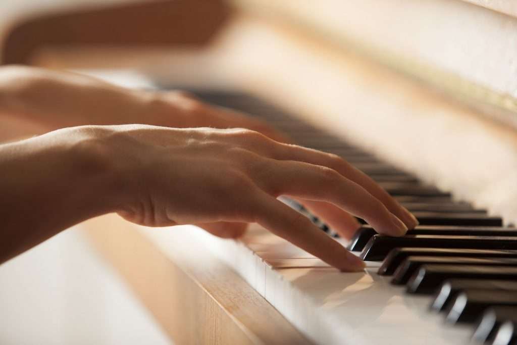 hands playing piano